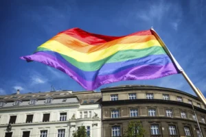 Osoba z flagą transpłciową